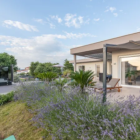 Exquisite Mit Panoramablick Aufs Meer, Salzwasserpool Mit Gegenstromanlage, Bbq بيت للعطل *