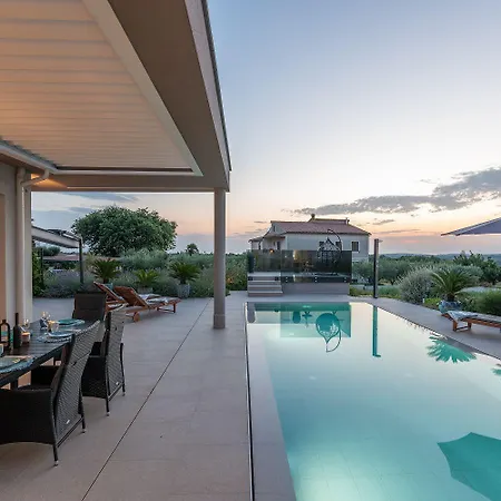 Exquisite Mit Panoramablick Aufs Meer, Salzwasserpool Mit Gegenstromanlage, Bbq 別荘 ポレッチ