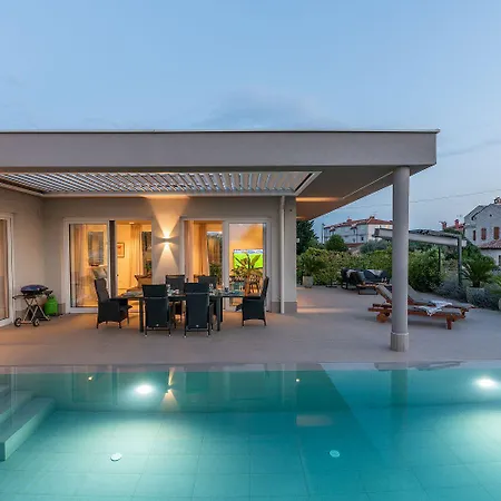 Exquisite Mit Panoramablick Aufs Meer, Salzwasserpool Mit Gegenstromanlage, Bbq بيت للعطل *