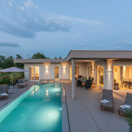 Exquisite Mit Panoramablick Aufs Meer, Salzwasserpool Mit Gegenstromanlage, Bbq بيت للعطل